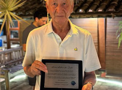Prof. Anisio se despede e recebe homenagem